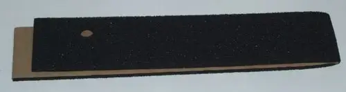 Schwarze Dichtung aus Schaumstoff mit einer hinteren Kartonlage, ausgestattet mit einem Loch, wahrscheinlich für Anwendungen bei Daikin Heizsystemen.